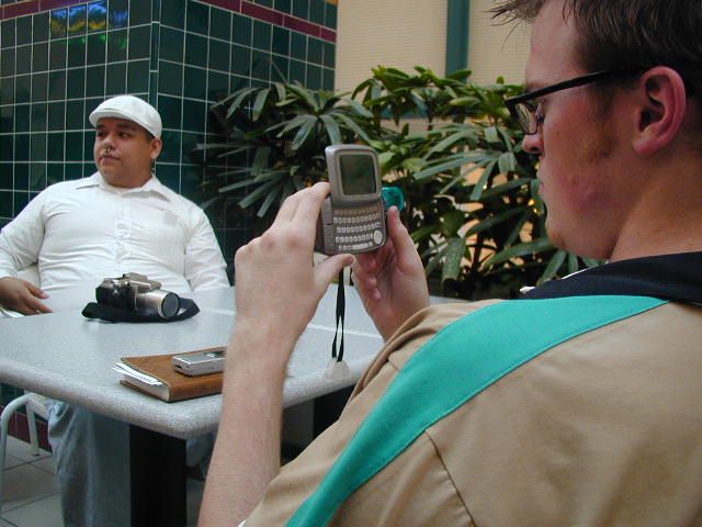 SigningiS playing with Kampfs Sidekick.
